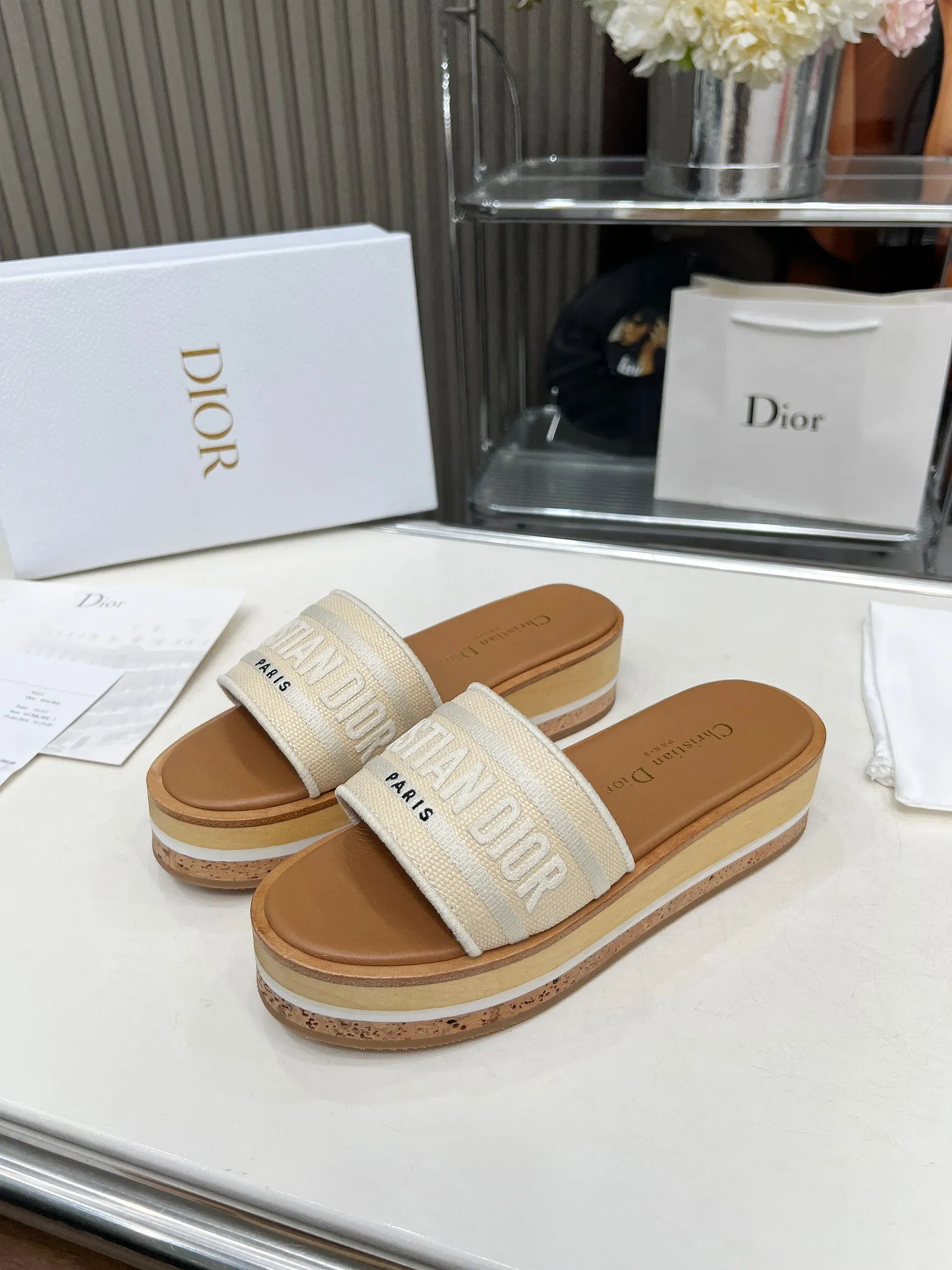 👟👟Ex-factory price 420👟👟 Dior's new spring and summer IVIETA DWAY jelly-colored flat-soled one-slip women's shoes with CD letter logo three-dimensional embroidery thick-soled round-toe open-toe slippers. The original version is developed to be the top version on the market. It feels soft and delicate on the feet and is extremely comfortable. Material: Upper imported raffia electric embroidery high-temperature water-soluble cotton technical fabric + water-dyed cowhide foot pad lining + original consistent combination outsole Outsole: original outsole Size: 35-42 (40.41.42 custom-made, non-refundable and non-exchangeable)